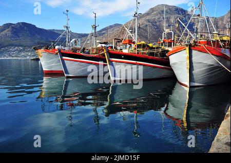 Chalutier de pêche dans le port de Hout Bay, Afrique du Sud Banque D'Images