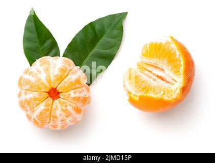 Orange mandarin pelé avec feuilles vertes isolées Banque D'Images