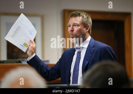 Austin, Texas, États-Unis. 5th août 2022. WESLEY BALL fait référence aux messages textuels d'Alex Jones lorsqu'il présente des arguments de clôture le vendredi 5 août 2022 au palais de justice du comté de Travis à Austin. Les jurés ont été invités à évaluer les dommages-intérêts punitifs contre l'hôte d'Infowars Alex Jones (non montré) après avoir accordé $4,1 millions de dommages-intérêts réels aux parents de Jesse Lewis jeudi. (Credit image: © Briana Sanchez via ZUMA Press Wire) Banque D'Images