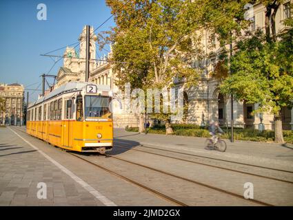 Tramway jaune se déplaçant le long de la route de la ville à Budapest, Hongrie. Banque D'Images