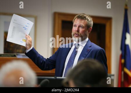 Austin, Texas, États-Unis. 5th août 2022. WESLEY BALL fait référence aux messages textuels d'Alex Jones lorsqu'il présente des arguments de clôture le vendredi 5 août 2022 au palais de justice du comté de Travis à Austin. Les jurés ont été invités à évaluer les dommages-intérêts punitifs contre l'hôte d'Infowars Alex Jones (non montré) après avoir accordé $4,1 millions de dommages-intérêts réels aux parents de Jesse Lewis jeudi. (Credit image: © Briana Sanchez via ZUMA Press Wire) Banque D'Images