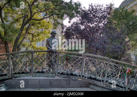 La statue de l'Imre Nagy sur un pont de randonnée en bronze à Budapest, Hongrie. Banque D'Images