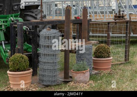 Équipement de clôture agricole qui s'adapte sur un tracteur avec clôture galvanisée et clôture en fil barbelé Banque D'Images