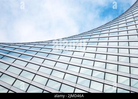 Architecture moderne abstraite, structure de bâtiment en verre, détail de bâtiment en forme de vague dans le ciel bleu Banque D'Images