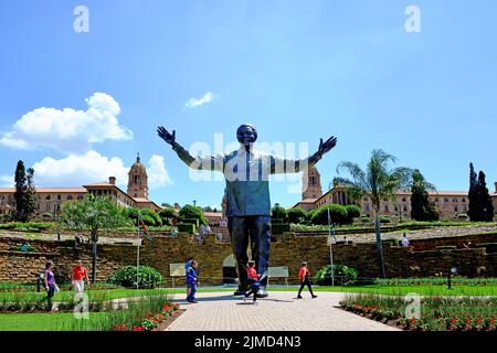 Statue de Nelson Mandela devant les bâtiments de l'Union, Pretoria Afrique du Sud Banque D'Images