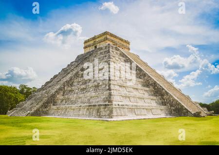 Grande photo de la pyramide de Chichen Itza, civilisation maya, l'un des plus visités archéologiques Banque D'Images