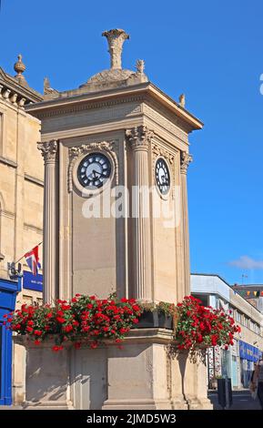 L'horloge William Thomas Sims, dans le centre-ville de Stroud - quatre horloges, jonction de la rue Kendrick, de la rue George, de la rue Russell et de la rue London Banque D'Images