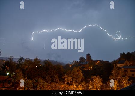 Château photographié pendant un orage avec foudre la nuit dedans Allemagne Banque D'Images