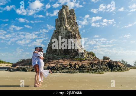 Couple de mariage pré et un paysage extraordinaire dans la région de Torres. Banque D'Images