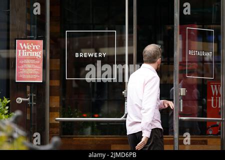 Washington, États-Unis. 5th août 2022. Un homme entre dans un restaurant avec une affiche de location affichée à l'entrée à Washington, DC, États-Unis, le 5 août 2022. Les employeurs américains ont ajouté 528 000 000 emplois en juillet malgré les craintes de récession, avec un taux de chômage qui a atteint le niveau pré-pandémique de 3,5 pour cent, a rapporté vendredi le département du travail des États-Unis. Credit: Ting Shen/Xinhua/Alay Live News Banque D'Images