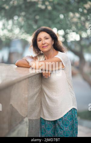 Portrait extérieur d'une belle femme âgée Banque D'Images