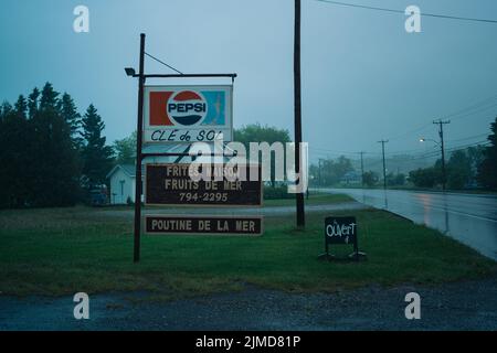 Cantine Clé de sol à l'occasion d'une soirée pluvieuse, Nouvelle, Québec, Canada Banque D'Images