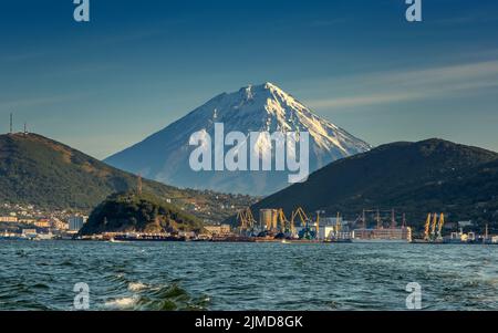 Océan et volcan Petropavlovsk-Kamchatsky Banque D'Images