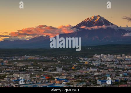Ville de Petropavlovsk-Kamchatsky au coucher du soleil Banque D'Images