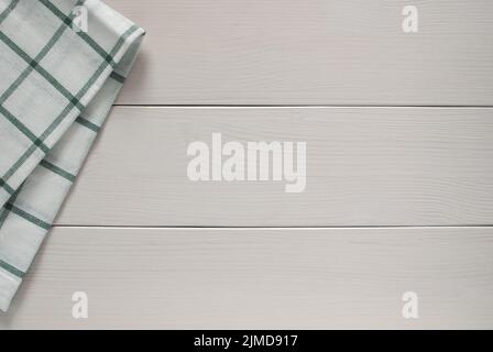 Toile de cuisine sur table en bois blanc, vue sur le dessus, espace copie Banque D'Images