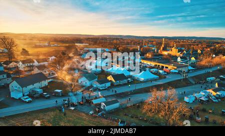 Vue aérienne d'une vente de boue amish avec beaucoup de bagages et d'équipement agricole Banque D'Images