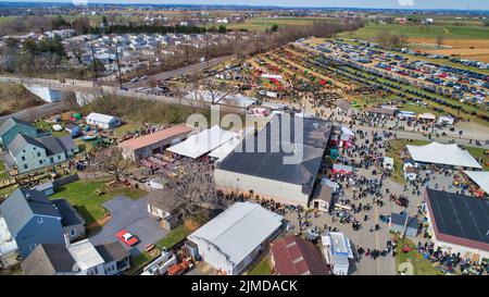 Vue aérienne d'une vente de boue amish avec beaucoup de bagages et d'équipement agricole Banque D'Images