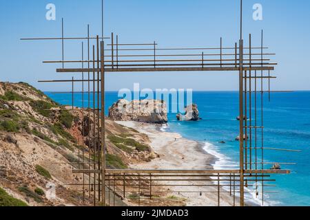 Petra tou Romiou ou Aphrodite's Rock vu à travers dix Poiins de Vision installation de l'œuvre de Costas Tsocli Banque D'Images