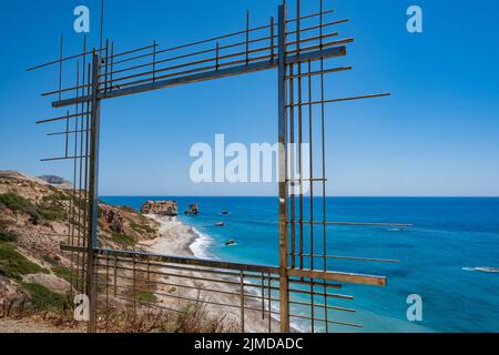 Petra tou Romiou ou Aphrodite's Rock vu à travers dix Poiins de Vision installation de l'œuvre de Costas Tsocli Banque D'Images