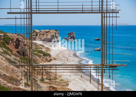 Petra tou Romiou ou Aphrodite's Rock vu à travers dix Poiins de Vision installation de l'œuvre de Costas Tsocli Banque D'Images