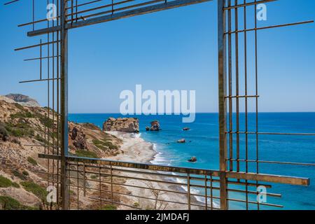 Petra tou Romiou ou Aphrodite's Rock vu à travers dix Poiins de Vision installation de l'œuvre de Costas Tsocli Banque D'Images
