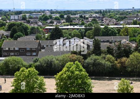 Londres, Royaume-Uni. 5th août 2022. Les collines artificielles de Northala Fields créées à partir des décombres des stades de Wembley et de White City, Londres, Royaume-Uni. 5th août 2022. Crédit : voir Li/Picture Capital/Alamy Live News Banque D'Images