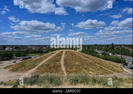 Londres, Royaume-Uni. 5th août 2022. Les collines artificielles de Northala Fields créées à partir des décombres des stades de Wembley et de White City, Londres, Royaume-Uni. 5th août 2022. Crédit : voir Li/Picture Capital/Alamy Live News Banque D'Images