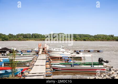 Photo de bateaux de différentes tailles sur le Danube dans l'après-midi à Novi Banovci Serbie, au printemps Banque D'Images