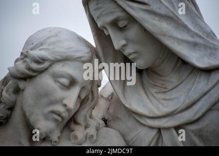 Gros plan de Jésus et de Marie dans le cimetière de la statue de pieta. Banque D'Images