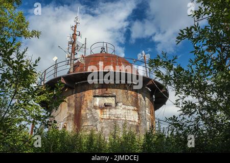 Tour militaire abandonnée avec antennes Banque D'Images