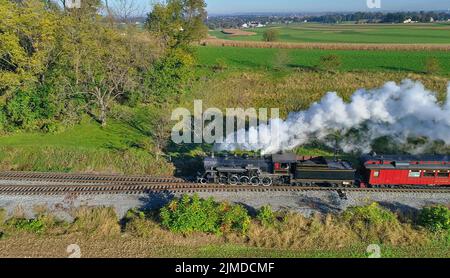 Vue aérienne du train à vapeur Puffing Smoke en début de matinée Banque D'Images