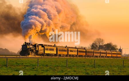 Vue sur le train de passagers Golden Steam à Sunrise Banque D'Images