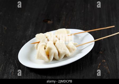 Brochette de gâteau de poisson coréen Oemuk sur plaque blanche, espace de copie Banque D'Images