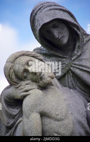 Gros plan de Jésus dans les bras de Marie -- ancienne statue de cimetière pieta Banque D'Images