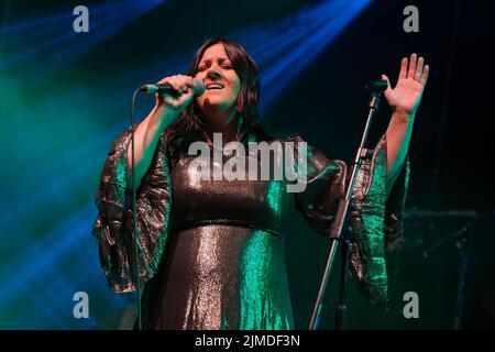 Sarah Joyce, chanteuse-compositrice britannique née au Pakistan, mieux connue sous son nom de scène, Rumer, se produit sur scène au Wickham Festival, Hampshire. Soutenu par les principaux acteurs de l'industrie musicale, dont Burt Bacharach, Elton John, Carly Simon et Jools Holland, Rumer a été nommé pour deux prix Brit le 13 janvier 2011. Son premier album, Saisons of My Soul, sorti en 2010, a atteint son record sur les charts britanniques à 3, a été certifié platine en 2013 après avoir vendu plus d'un million de copieset a été classé à 26 dans le Top 40 officiel des albums les plus grands de la décennie en 2019. La voix de Rumer a été décrite par le Banque D'Images