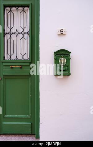 Porte verte et boîte aux lettres antique d'une maison blanche traditionnelle dans le vieux Nicosie, Chypre Banque D'Images