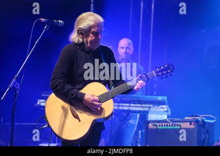 Wickham, Royaume-Uni. 05th août 2022. Davy Carton, auteur-compositeur-interprète, guitariste de rythme, chanteur et co-fondateur du groupe de rock irlandais The Saw Doctors, a joué en direct sur scène au festival Wickham, Hampshire. Crédit : SOPA Images Limited/Alamy Live News Banque D'Images