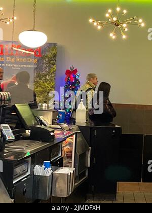 DOSSIER : 5th août 2022. Kim Kardashian et Pete Davidson Split. Photo prise: Staten Island NY Pete Davidson et Kim Kardashian pour voir un film à l'Atrium de Staten Island sur 18 décembre 2021 Credit: SI18/MediaPunch Credit: MediaPunch Inc/Alay Live News Banque D'Images