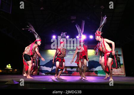 Gravure Ancienne – XIXe – La Malaisie / Famille Dayak – Thème Voyage