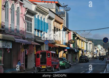 Boutiques sino-portugaises traditionnelles colorées de Thalang Road, dans la vieille ville de Phuket, en Thaïlande Banque D'Images