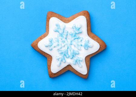 Magnifique cookie de Noël en forme d'étoile de pain d'épice avec flocons de neige Banque D'Images