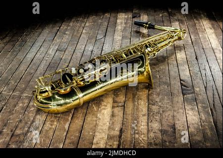 Magnifique saxophone doré sur parquet Banque D'Images