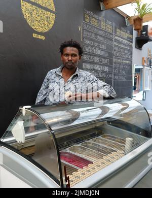 Kapstadt, Afrique du Sud. 26th juillet 2022. Tapiwa Guzha se trouve dans son glacier TAPI TAPI. Le biologiste moléculaire a inventé plus de 600 variétés de glace inhabituelles dans la métropole touristique du Cap. Tapiwa Guzha aime jouer avec de nouvelles combinaisons de saveurs. (À dpa 'poisson et argile: Curieuse tendance de la glace au Cap') Credit: Kristin Palitza/dpa/Alamy Live News Banque D'Images