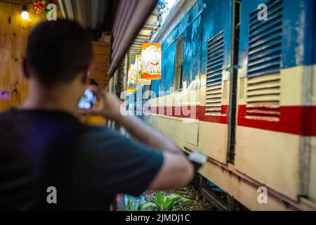 Hanoï, Vietnam. 30th juillet 2022. Un touriste indien filme un train qui passe le long de « train Street ». Près de trois ans après la fermeture de la célèbre « rue du train » dans la capitale du Vietnam Hanoi, la vue populaire comme un lieu de selfie est à nouveau ouverte. (À dpa: 'Populaire 'train Street' à Hanoi ouvert encore - mais pas officiellement") Credit: Chris Humphrey/dpa/Alay Live News Banque D'Images