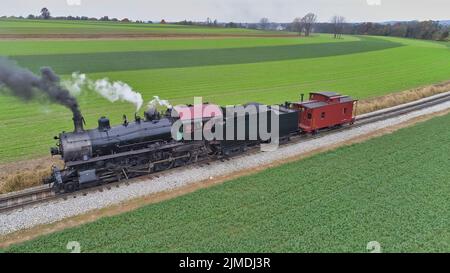 Vue aérienne d'une locomotive à vapeur ancienne restaurée tirant une cabane Banque D'Images