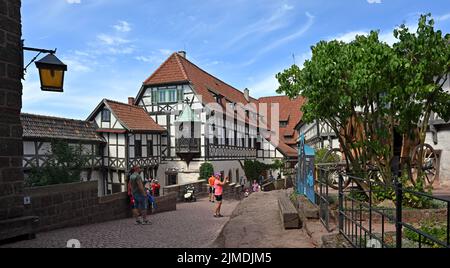 Eisenach, Allemagne. 03rd août 2022. La cour du château de Wartburg près d'Eisenach. Le tourisme en Thuringe ne se remet que lentement des blocages de la couronne. Selon la Thüringer Tourismus GmbH (TTG), deux fois plus de nuitées sont actuellement enregistrées qu'au cours de la même période l'an dernier, mais encore beaucoup moins qu'avant la crise de Corona. Credit: Martin Schutt/dpa/Alay Live News Banque D'Images