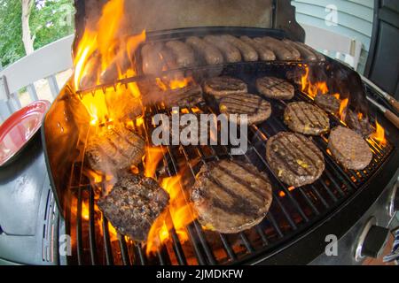 Hamburgers et saucisses cuisant sur le gril Banque D'Images