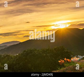 Coucher de soleil sur la montagne, Vietnam. Banque D'Images