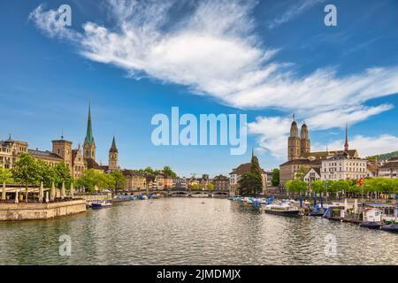 Zurich Suisse, vue sur la ville au bord de la rivière Limmat avec Grossmunster et église Fraumunster Banque D'Images