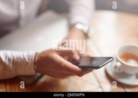Photo rognée des mains masculines avec un smartphone Banque D'Images